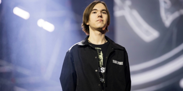 LPL female host Zhang Xiaowei posted a photo： I experienced betrayal and a car accident this year, but I survived unexpectedly